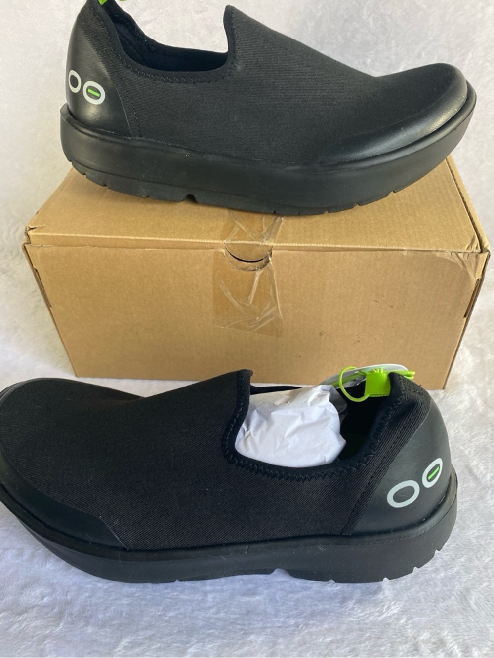 OOFOS OOmg Eezee Low Recovery Shoes Women's Size 9 Black Neon Green NIB - Picture 2 of 10